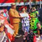 Bupati Maros, Chaidir Syam memberikan piagam penghargaan kepada Kepala TKN Nomor 16 Dharma Wanita Kecamatan Mandai saat berada di panggung kehormatan. (ist)