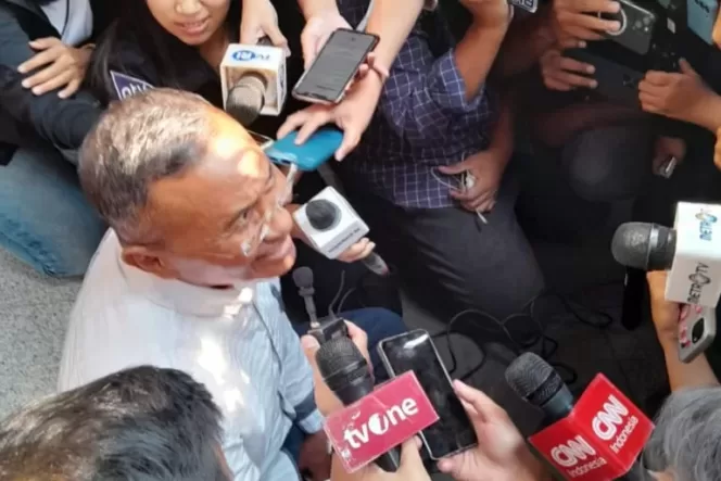 
 Dahlan Iskan dicegat sejumlah media usai menjalani pemeriksaan sebagai saksi atas kasus dugaan korupsi pembelian LNG Pertamina. (Disway)