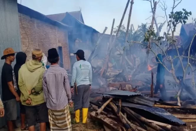 
 Dua unit rumah panggung milik warga di Dusun Tiu, Desa Pallatikang, Kecamatan Rumbia, Kabupaten Jeneponto Sulawesi Selatan hangus terbakar api. (Disway-Syamsir)