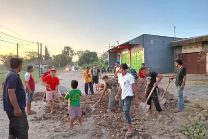 
 Seorang Legislator muda dari Partai Demokrasi Indonesia - Perjuangan (PDI - P) menginisiasi masyarakat setempat untuk bergotong royong memperbaiki jalanan yang bertahun tahun tidak tersentuh pembangunan dari pemkab Takalar. (Disway-Adlan)