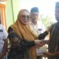 Nurmalasari Yasin bersama dengan pengurus Kerukunan Keluarga Daerah Barru (KKDB) serahkan bantuan untuk korban kebakaran di sejumlah wilayah di Kabupaten Barru, Minggu, 24 September 2023. (ist)