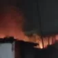 Kobaran api akibat petasan yang menghanguskan 1 unit rumah kayu di Jalan Toa Daeng 3 RT 002, RW 008, Minggu (31/12/2023) sekitar Pukul 19.10 Wita.(Foto: Tangkapan Layar)