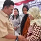 Pj Gubernur Sulsel, Bahtiar Baharuddin memberikan bantuan peralatan ke pelaku UMKM Luwu Timur, Kamis 4 Januari 2024. (Foto: Humas Pemprov)