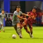 Pemain PSM Makassar dan Persebaya Surabaya terlibat dalam perebutan bola pada laga pekan ke-26 Kompetisi BRI Liga 1 musim 2023-2024 di Stadion Batakan, Kalimantan Timur, Rabu 28 Februari 2024. (Foto: Disway-Rusli)